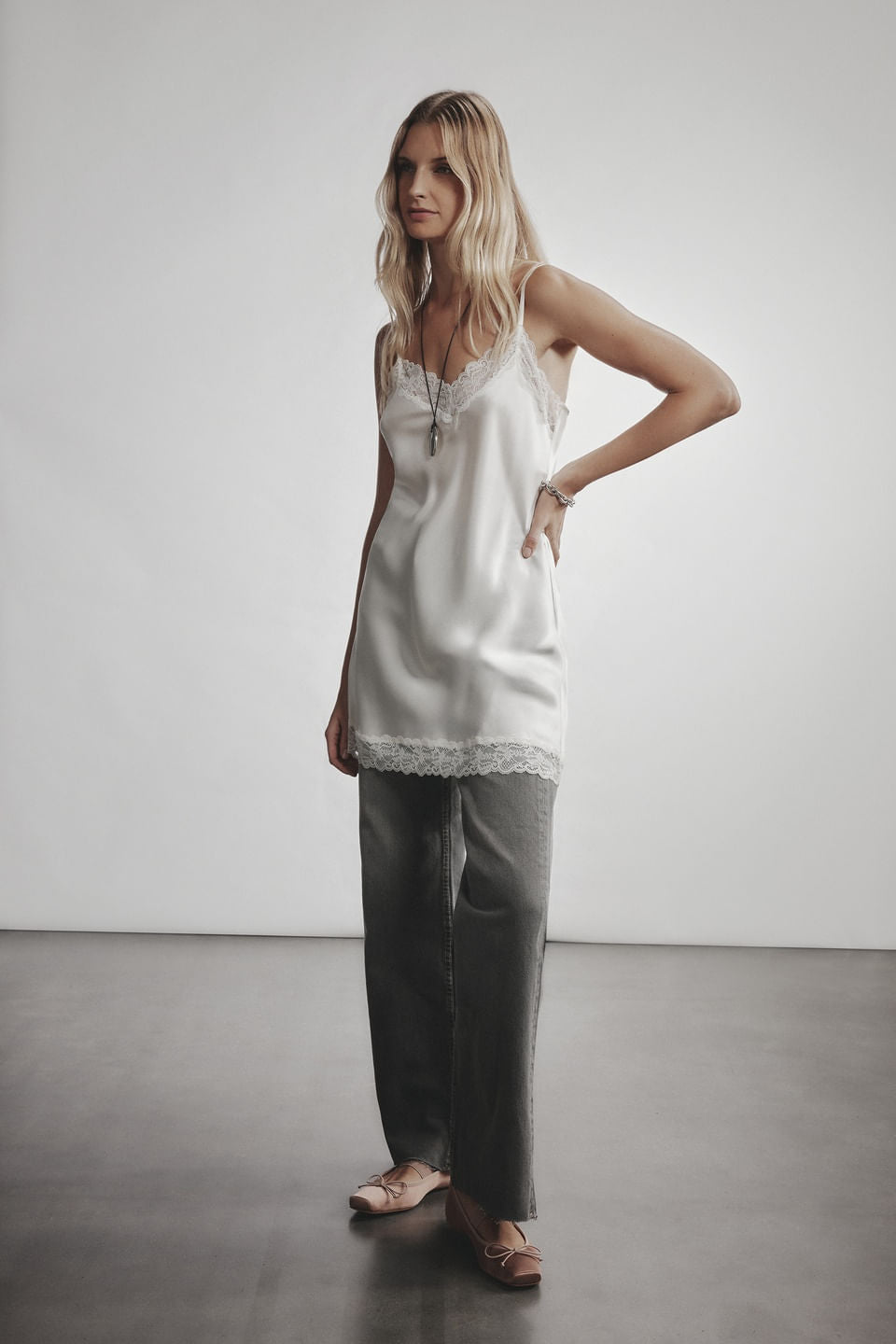 LC71S1_2127_1_Look-front_Camisola-Em-Seda-e-Renda
