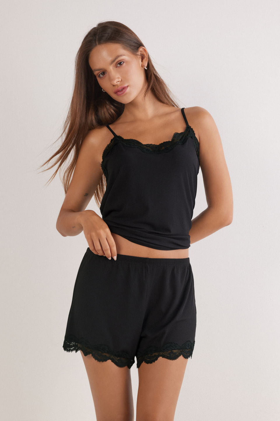 PDC2578_019_1-SHORTS-CANELADO-EM-VISCOSE-E-RENDA-YOUR-EVERYDAY-WEAR