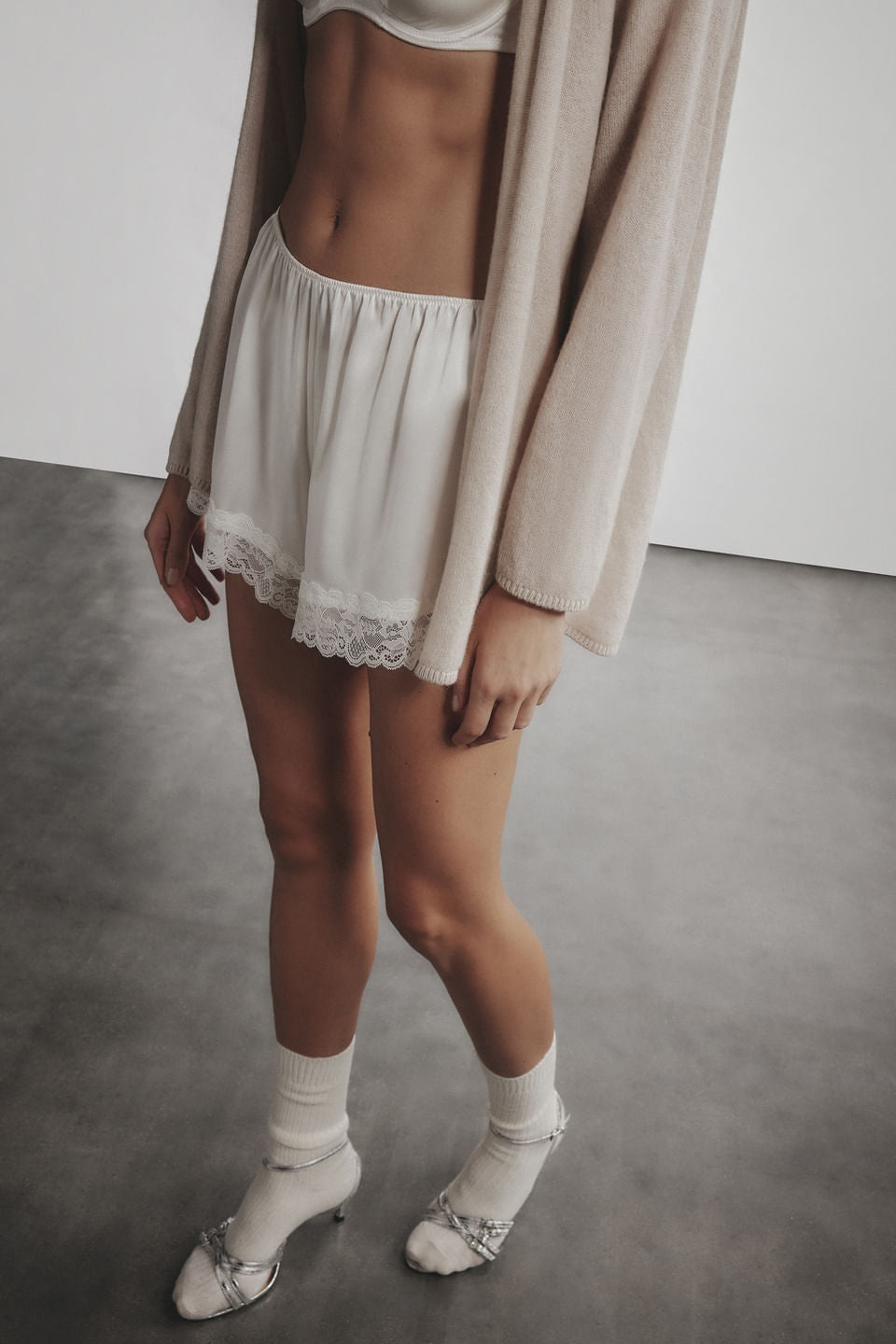 PDC92S_2127_1_Look-front_Shorts-Em-Seda-Com-Renda