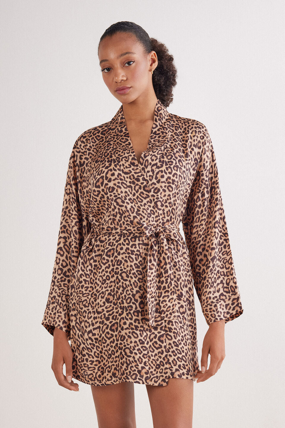 PVD2577_938J_3-QUIMONO-EM-CETIM-DE-VISCOSE-PRETTY-SAVAGE