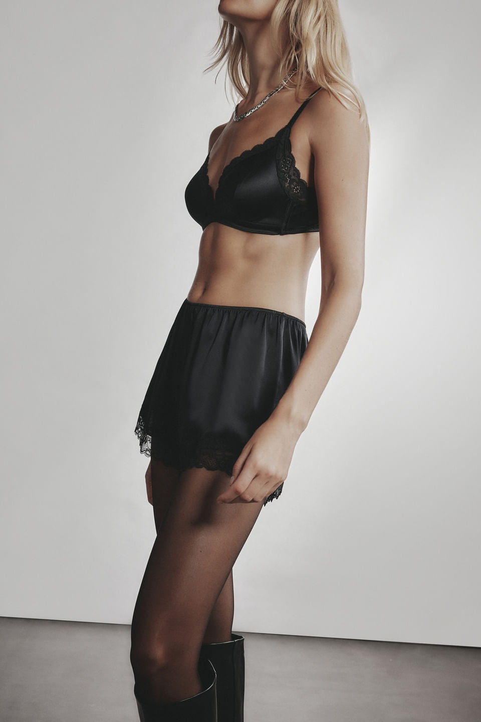 RIS92T_019_1_Look-front_Sutia-Triangulo-Tiziana-Em-Seda-e-Renda
