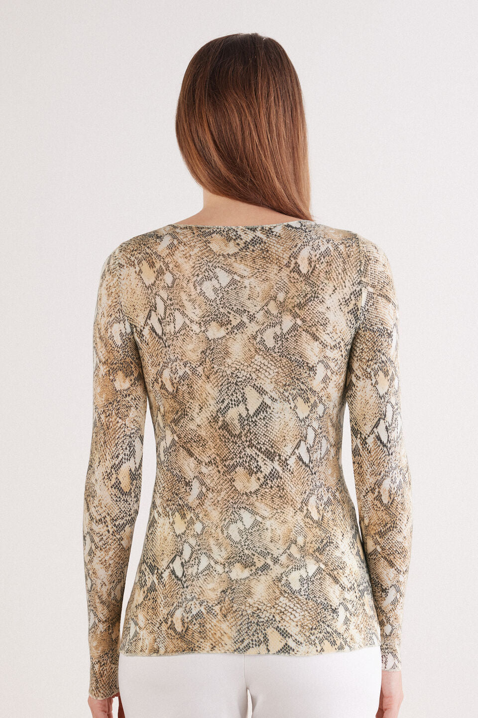 CLD2581_942J_2-MAGLIA-IN-MODAL-ULTRALIGHT-CON-CASHMERE-STAMPA-ANIMALIER-SERPENTE-SEDUCTIVE-GLAMOUR