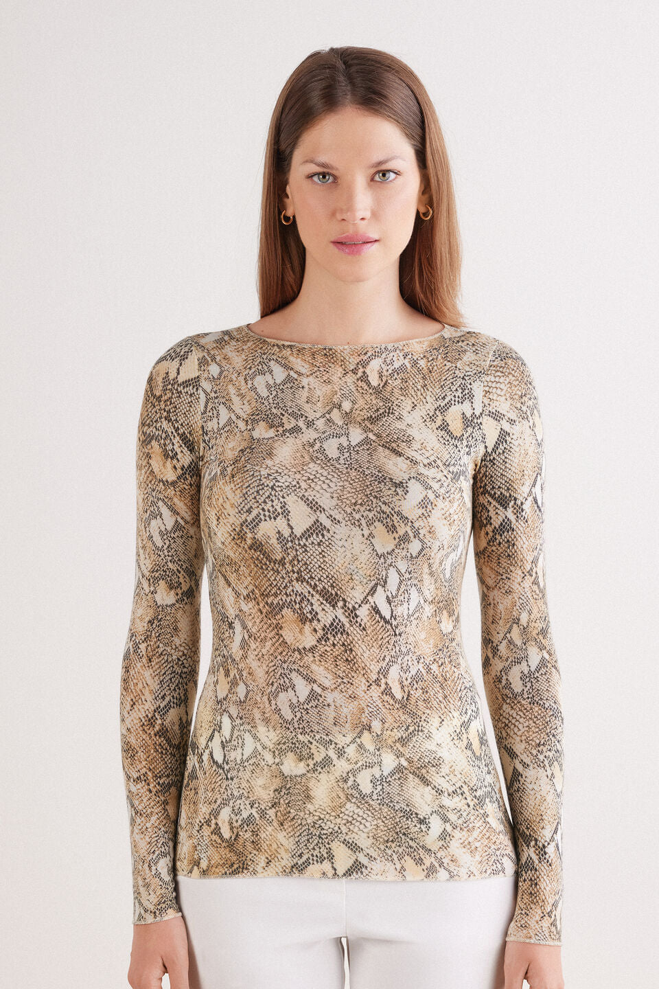 CLD2581_942J_3-MAGLIA-IN-MODAL-ULTRALIGHT-CON-CASHMERE-STAMPA-ANIMALIER-SERPENTE-SEDUCTIVE-GLAMOUR