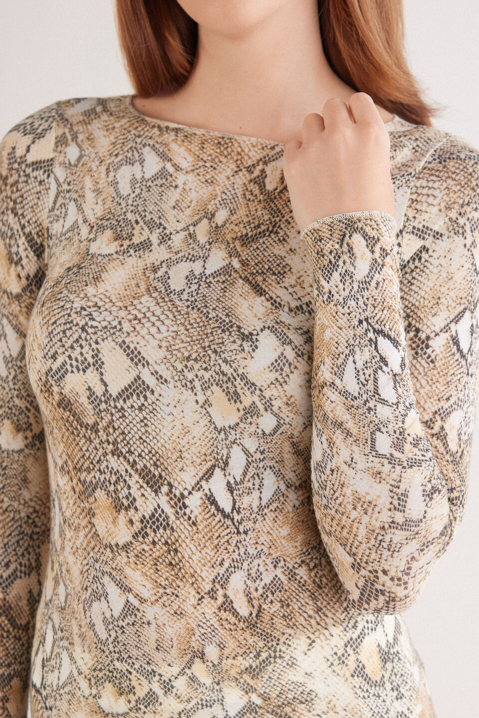 CLD2581_942J_6-MAGLIA-IN-MODAL-ULTRALIGHT-CON-CASHMERE-STAMPA-ANIMALIER-SERPENTE-SEDUCTIVE-GLAMOUR