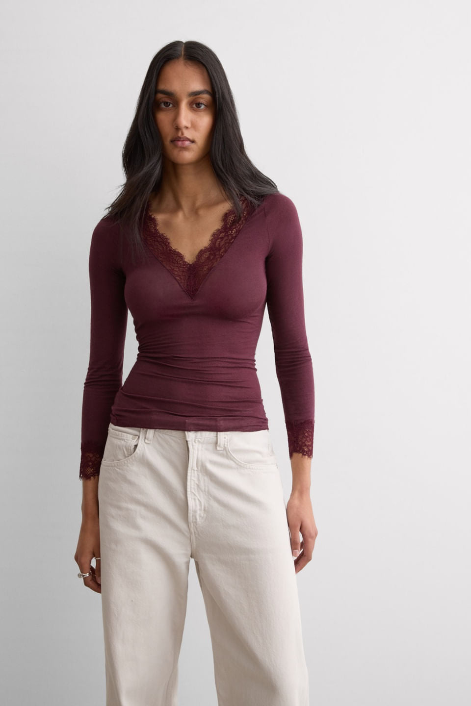 CLD28P_028K_3_wear-front_Blusa-Manga-Comprida-Em-Cashmere-Ultralight-e-Renda