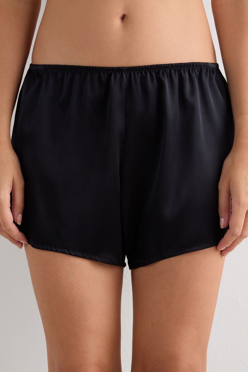 PD92S3_019_3_wear-front_Shorts-Em-Seda
