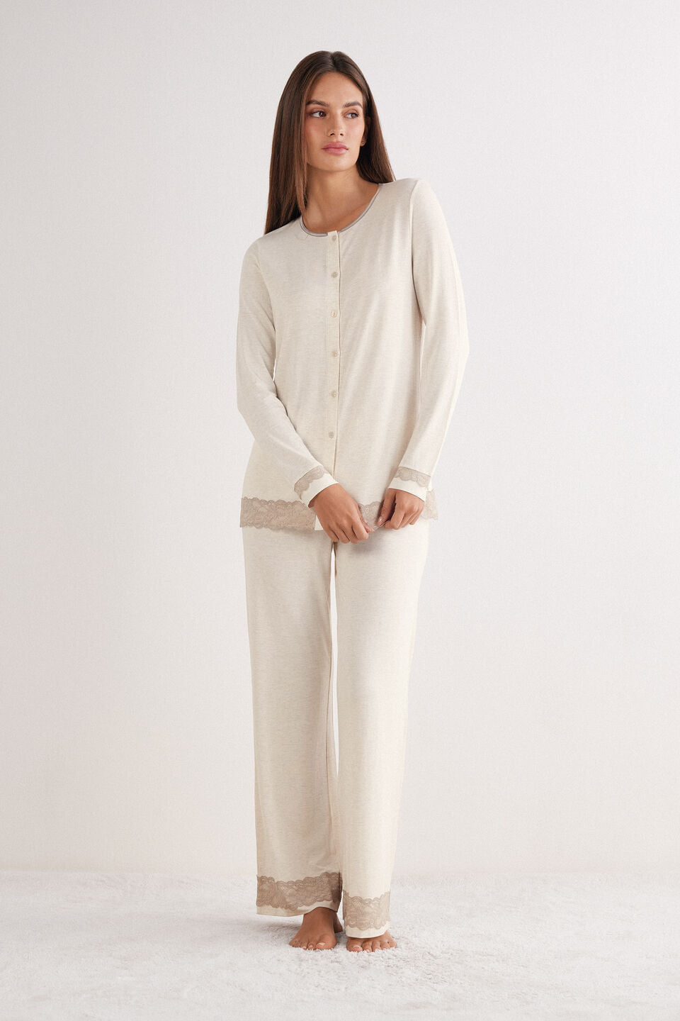 PLD700A_948J_1-PIJAMA-COMPRIDO-ABERTO-A-FRENTE-EM-MODAL-COM-RENDA