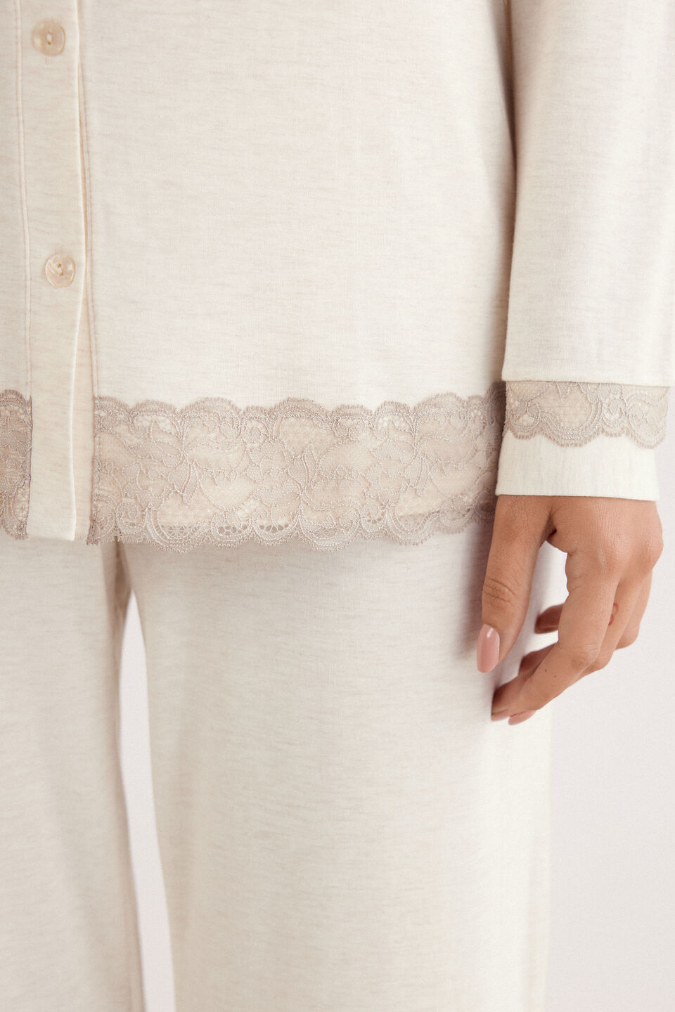 PLD700A_948J_6-PIJAMA-COMPRIDO-ABERTO-A-FRENTE-EM-MODAL-COM-RENDA