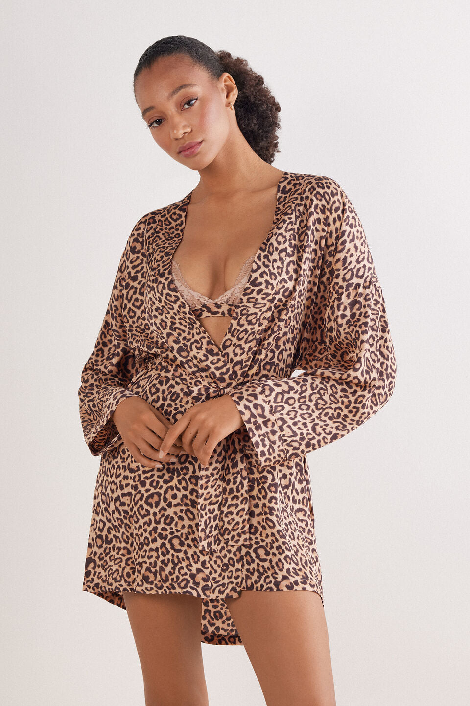 PVD2577_938J_1-QUIMONO-EM-CETIM-DE-VISCOSE-PRETTY-SAVAGE